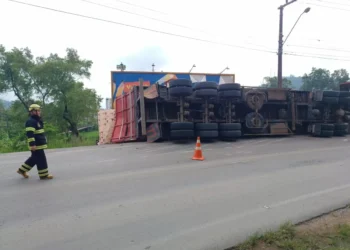 Carreta tomba em Presidente Getúlio após motorista tentar desviar de ciclista 