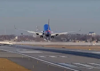 Vídeo registra manobra de avião para evitar colisão em aeroporto nos EUA