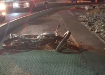 Motociclista sem habilitação sofre acidente grave em alta velocidade em Brusque