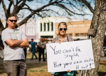 “O papel da política na sociedade: entre escândalos e realizações”