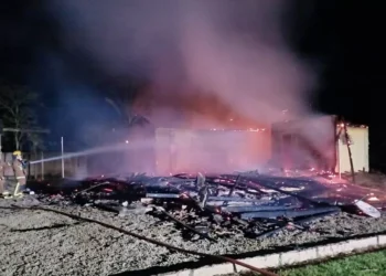 Casa é destruída por incêndio e 17 mil litros de água são usados para apagar o fogo em Presidente Getúlio