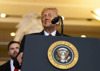 Trump diz que tarifas sobre automóveis e produtos farmacêuticos serão de provavelmente 25%