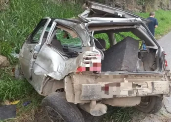 Carro sai da pista e capota na BR-470 e deixa condutor com escoriações em Apiúna
