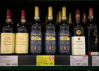 Trump considera tarifa de 200% sobre bebidas alcoólicas da UE e coloca empresas europeias em alerta