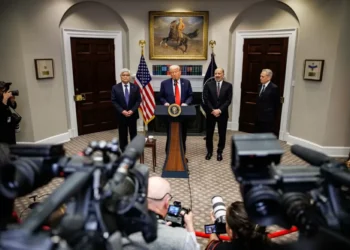 Trump confirma tarifas contra Canadá, México e China e diz que não há espaço para negociação ‘de última hora’