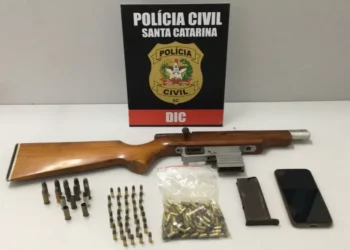 Homem é preso em flagrante em SC por posse ilegal de arma e participação em homicídio
