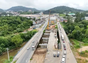 Duplicação da BR-470 avança entre Navegantes e Indaial e melhora a logística em SC