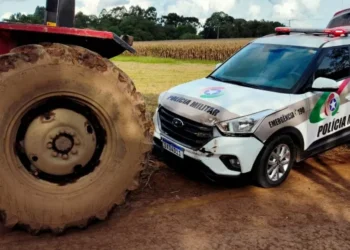 Motorista de trator avança contra policiais e arrasta viatura por 10 metros em SC