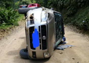 Carro sai da pista e capota em Rodeio, deixando 4 feridos