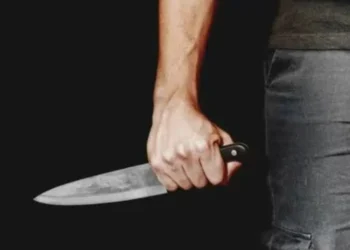 Homens armados com faca e picareta brigam e PM dá tiro de elastômero em SC