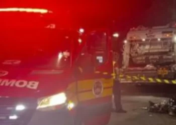 Acidente entre moto elétrica e caminhão de coleta de lixo deixa um morto em SC