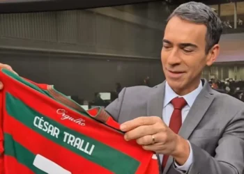 Apresentador da Globo é presentado com camisa da Lusa