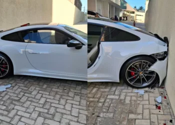 Câmeras flagram menor invadir carro esportivo e colidir contra parede em Itapema