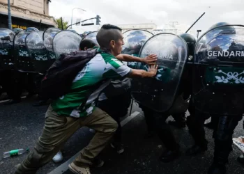 Governo Milei classifica protesto de torcidas organizadas e aposentados como tentativa de golpe