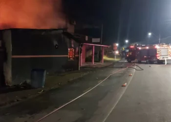 Incêndio em edificação mista, que abrigava 12 pessoas, é controlado em Blumenau