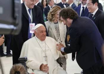 Javier Milei revela que pediu perdão a Francisco após suas duras críticas ao papa