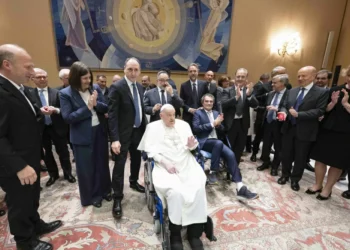 Papa Francisco recebe equipe do hospital de Roma onde foi atendido