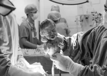 Mãe dá a luz após descobrir estar grávida de trigêmeos em reta final da gestação em SC