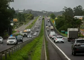 Trânsito intenso marca início do feriadão nas rodovias federais de SC