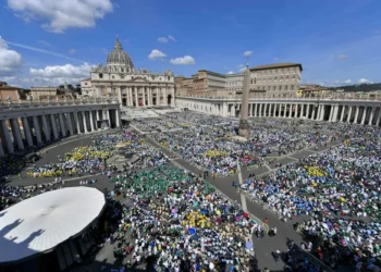 Missa de luto ao papa Francisco reúne milhares de fiéis na Praça São Pedro, no Vaticano