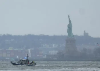 Confira o momento em que helicóptero despenca no Rio Hudson