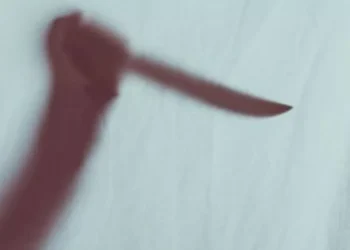 Homem é preso por agredir outro com estilingue e atacar policial com faca em SC