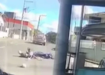 Empinada e na contramão, moto bate contra viatura da PM em Jaraguá do Sul