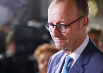 Merz ameaça retaliar EUA e libera armas à Ucrânia antes de encontro com Zelensky em Berlim