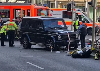 Carro atropela multidão na Alemanha e deixa ao menos oito feridos