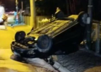 Carro capota após desviar de obstáculo entre Pomerode e Blumenau; duas mulheres ficam feridas