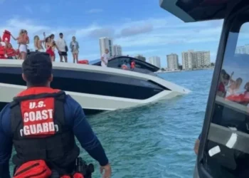Autoridades resgatam 32 pessoas em Miami após naufrágio de iate