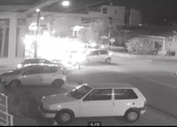 Câmeras registram colisão entre carro e moto que deixa casal ferido no bairro Nações, em Indaial