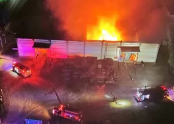 Incêndio destrói galpão industrial de 1.400m² e mobiliza bombeiros de quatro cidades em SC