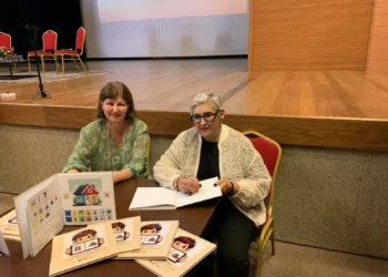 Livro multiformato promove a inclusão de crianças com necessidades complexas de comunicação