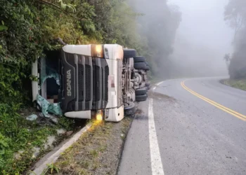 Motorista morre após carreta sair da pista na BR-470, em Pouso Redondo