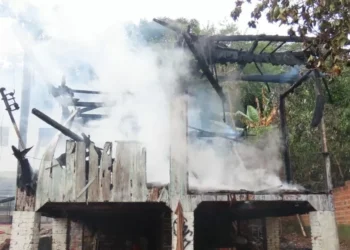 Fogo consome residência no bairro Asilo em Blumenau