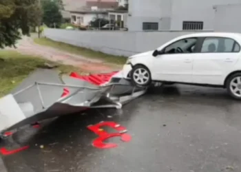 Carro derrapa e destrói placa de loja em Blumenau
