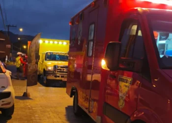 Colisão entre carro e moto deixa 3 feridos na via de acesso entre Indaial e Timbó