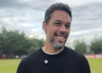 Ídolo e ex-capitão da Lusa, Marco Antônio visita o elenco no CT