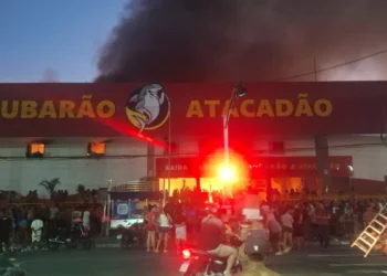 População invade Tubarão Atacadão em chamas para saquear produtos e cena de caos toma conta de município no RJ