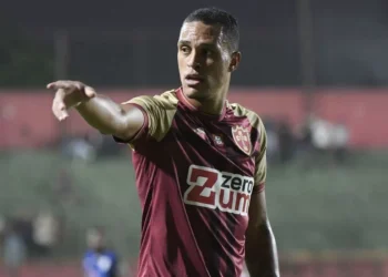 Lesões na coxa tiram Lohan e Denis de combate por três semanas