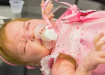 Bebê de 4 meses é agredida por homem ao ser confundida com boneca reborn