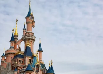 França pede prisão preventiva de britânico que encenou casamento com criança de 9 anos na Disney