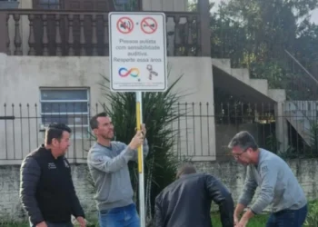Placas de “Ambiente Silencioso” são instaladas em Criciúma para proteger pessoas com TEA