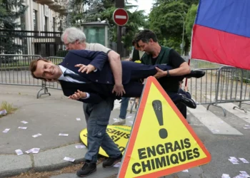 Greenpeace rouba estátua de cera de Macron para protestar em frente à embaixada da Rússia