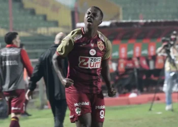 Iago Dias celebra assistência no gol da vitória da Lusa sobre o Nova Iguaçu-RJ