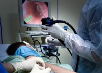 Paciente passa por transplante de fezes inédito em SC; as fezes eram da própria esposa