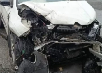 Casal fica ferido após caminhonete atingir muro em colisão em Indaial