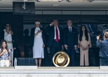 Trump assiste à final do Mundial de Clubes ao lado de presidente da Fifa