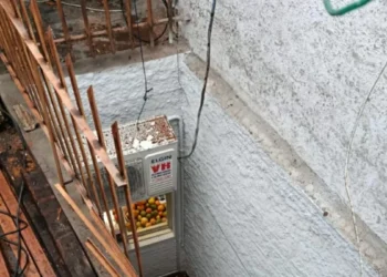 Homem cai de telhado e fica empalado em cerca metálica em Rio do Sul